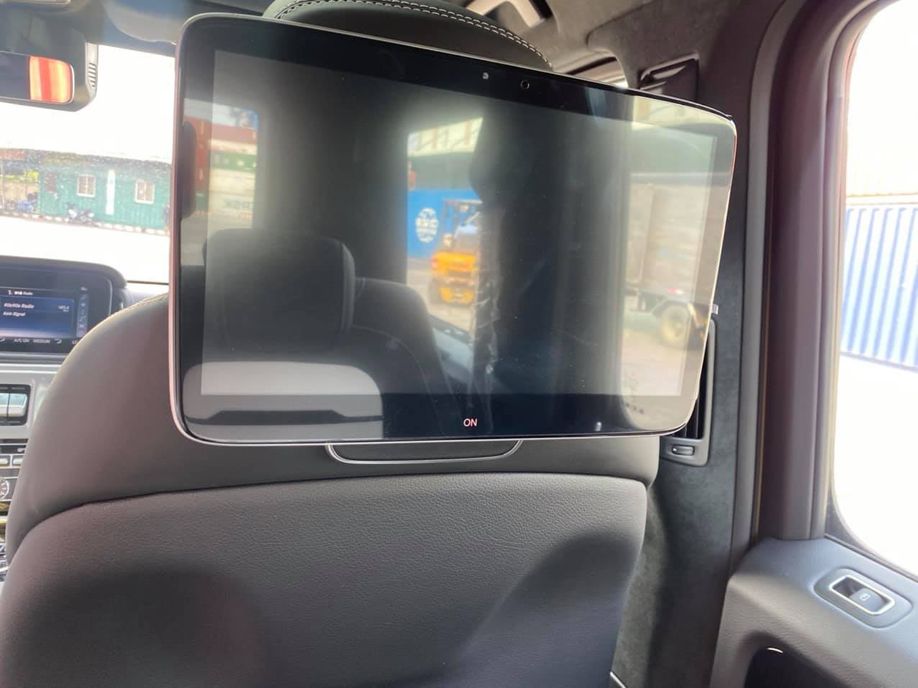 Hàng ghế sau xe có thêm bộ đôi màn hình giải trí